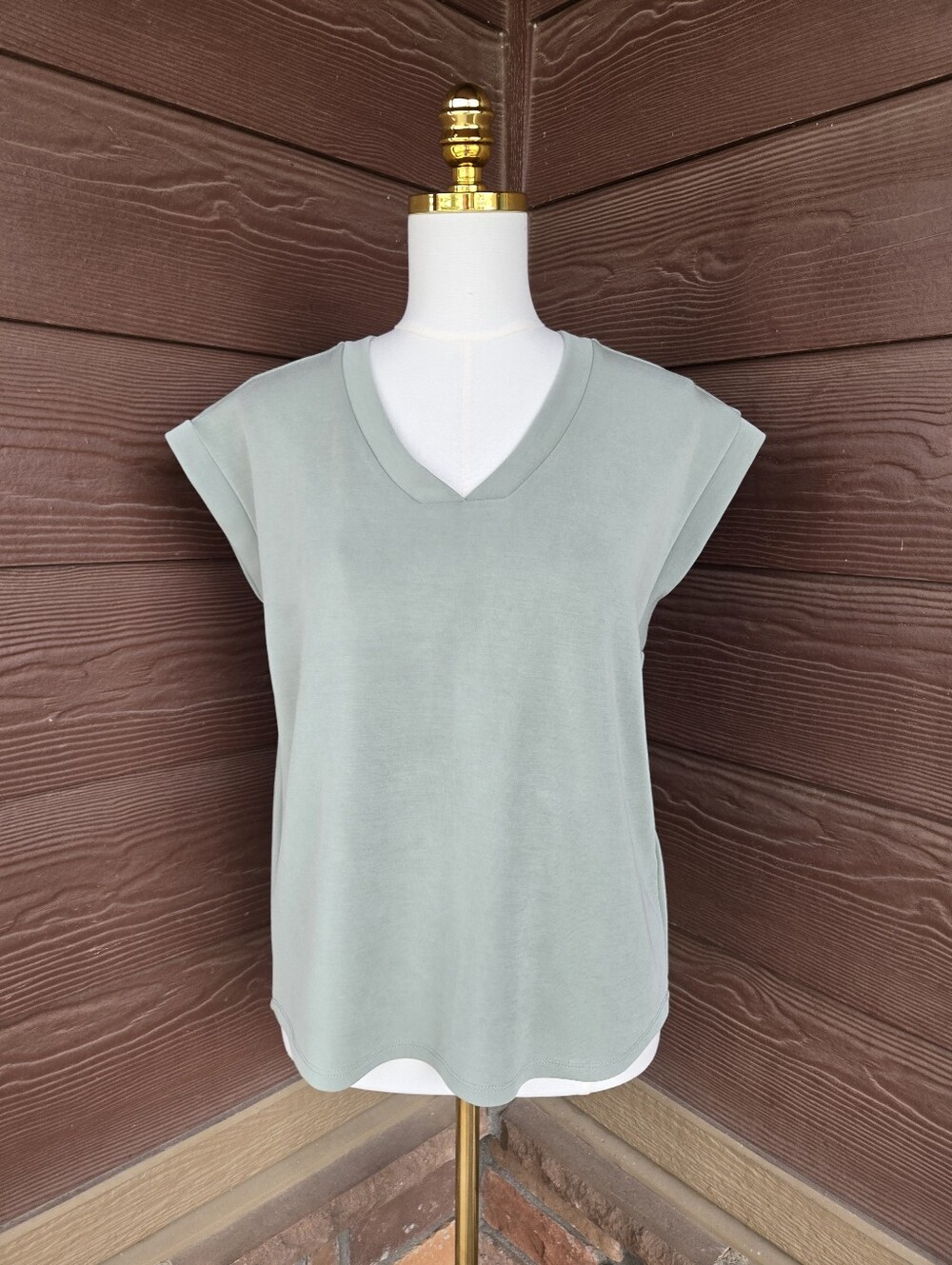 Cable & Gauge Light Sage V‑Neck Cap Sleeve Top – Women’s Size Small